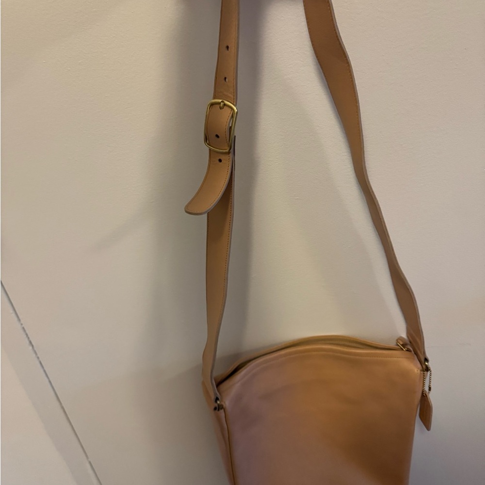 COACH - Vintage Elegant Tan Leather Crossbody Bucket Bag - Picture 6 of 10